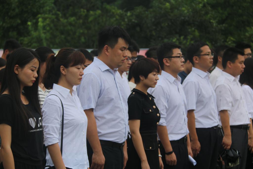 金沙官网师生代表集体默哀