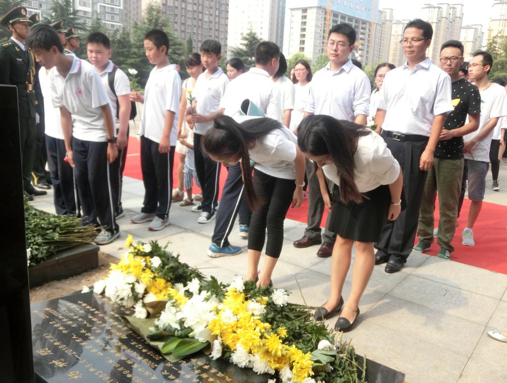 金沙官网师生代表献花致敬